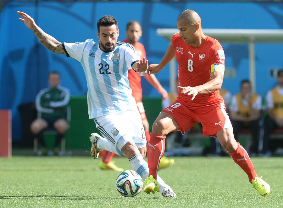 Ezequiel Lavezzi (Argentine) au duel avec Gökhan Inler (Suisse) lors du huitième de finale de la Coupe du monde 2014 entre l'Argentine et la Suisse, le 1er juillet 2014 à São Paulo Ezequiel Lavezzi (Argentine) au duel avec Gökhan Inler (Suisse) lors du huitième de finale de la Coupe du monde 2014 entre l'Argentine et la Suisse, le 1er juillet 2014 à São Paulo