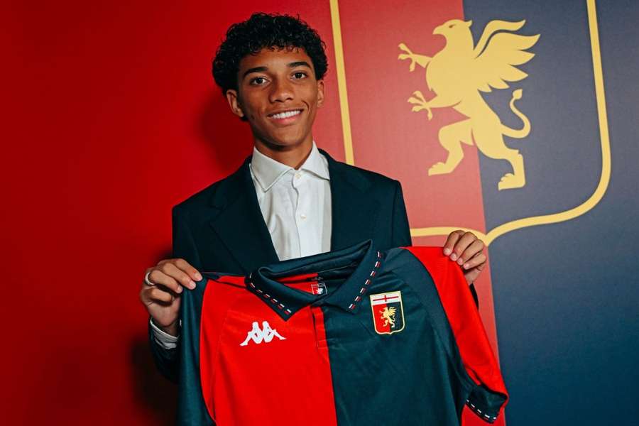 Robinho Jr. posa com a camisa do Genoa, seu novo clube