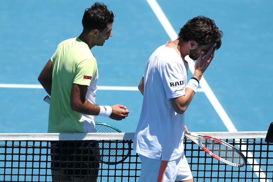 Cameron Norrie se agarra la cabeza tras su partido contra Facundo Díaz Acosta.