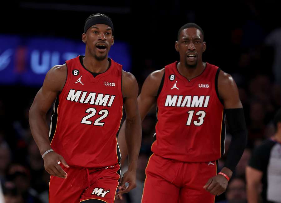 Jimmy Butler en Bam Adebayo in Game 1 tegen de Knicks.