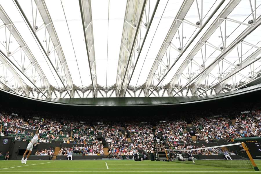 Quadra Central de Wimbledon fechada por chuva nesta segunda-feira (3)