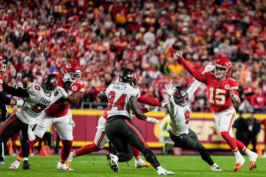 Patrick Mahomes passes the ball