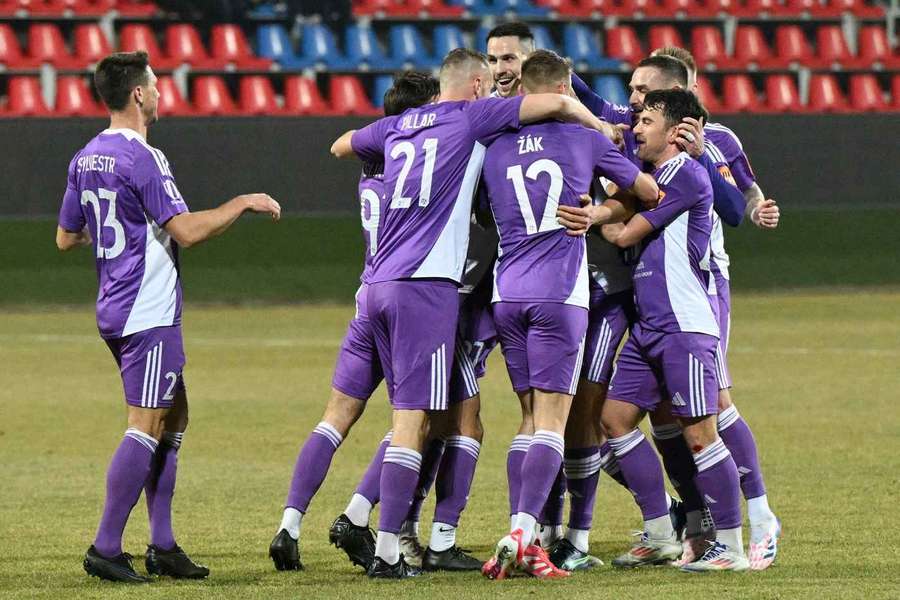Futbalisti Komárna oslavujú víťaznú gól.