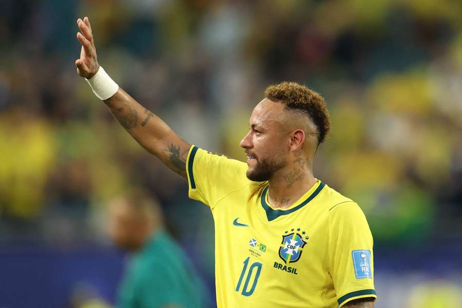 Neymar foi ovacionado pela torcida brasileira