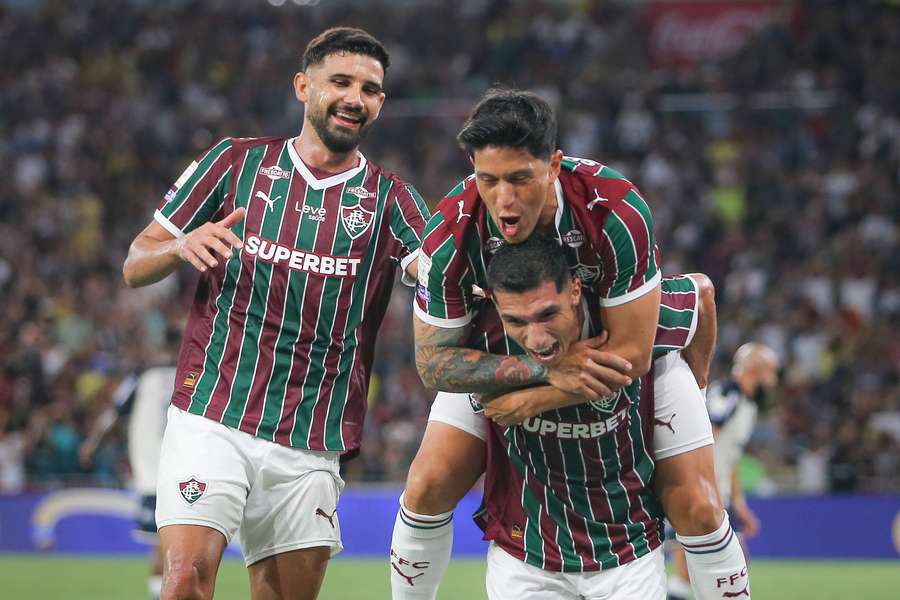Kevin Serna comemora gol da vitória com seus companheiros Kevin Serna comemora gol da vitória com seus companheiros