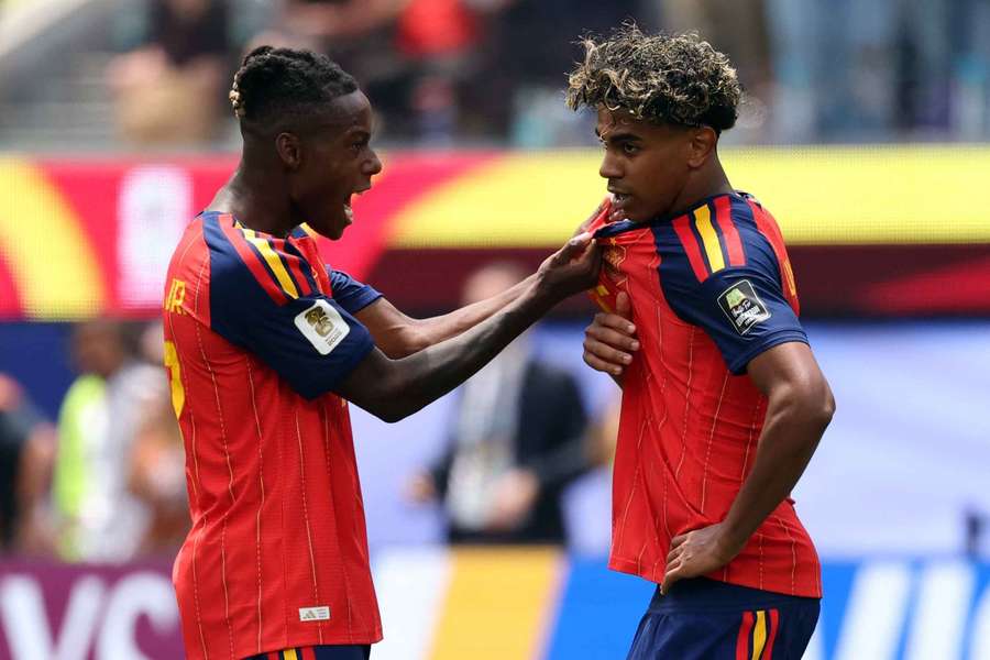 Nico Williams celebra con Lamine Yamal Nico Williams celebra con Lamine Yamal