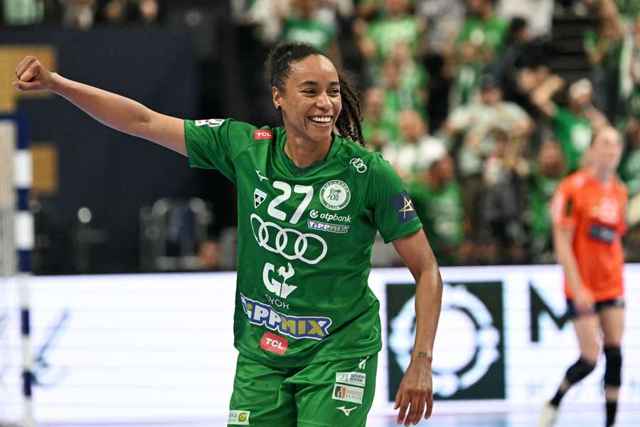 La capitaine de l'équipe de France de handball, Estelle Nze Minko, annonce sa grossesse