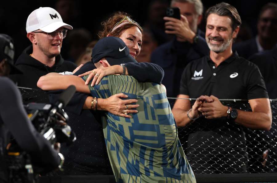 Aneke Rune abraza a su hijo