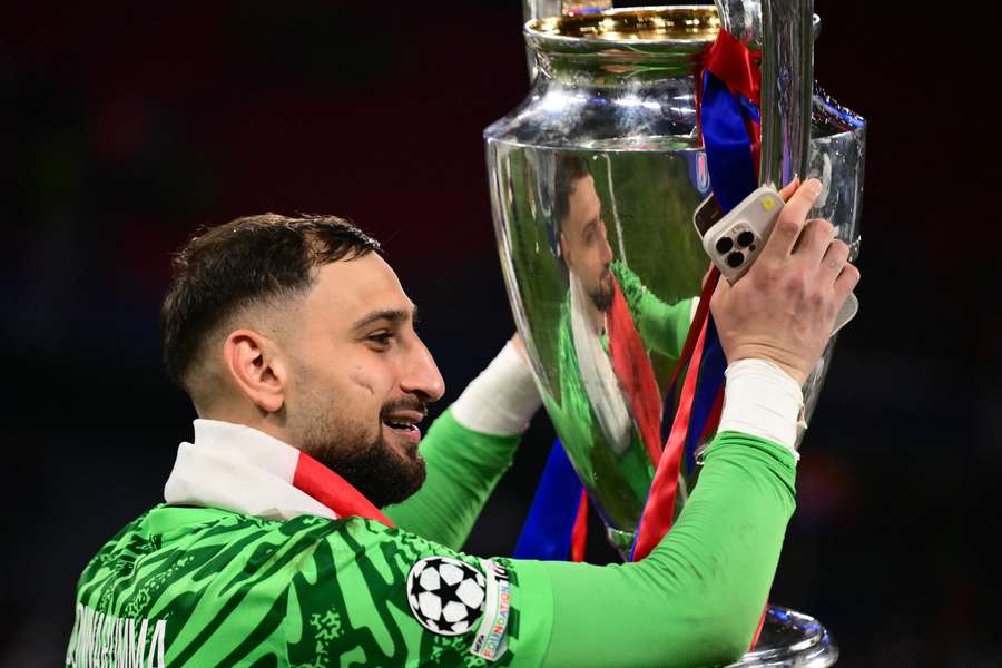 Donnarumma ergue o troféu de campeão da Champions League