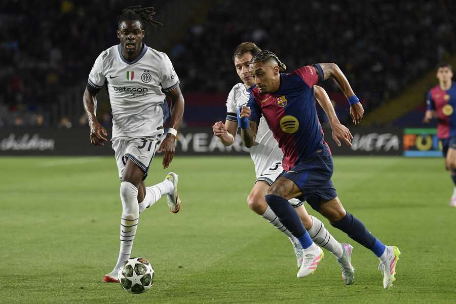 Raphinha, ante Barella y Bisseck en el partido de ida