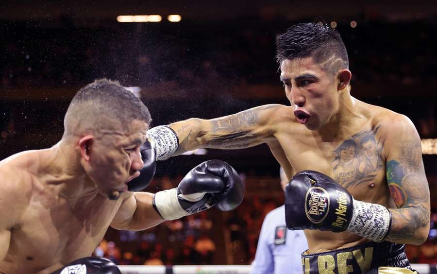 Julio Cesar Martínez (dir.) golpea Angelino Cordova: o boxe foi o 1º esporte a flagrar o problema