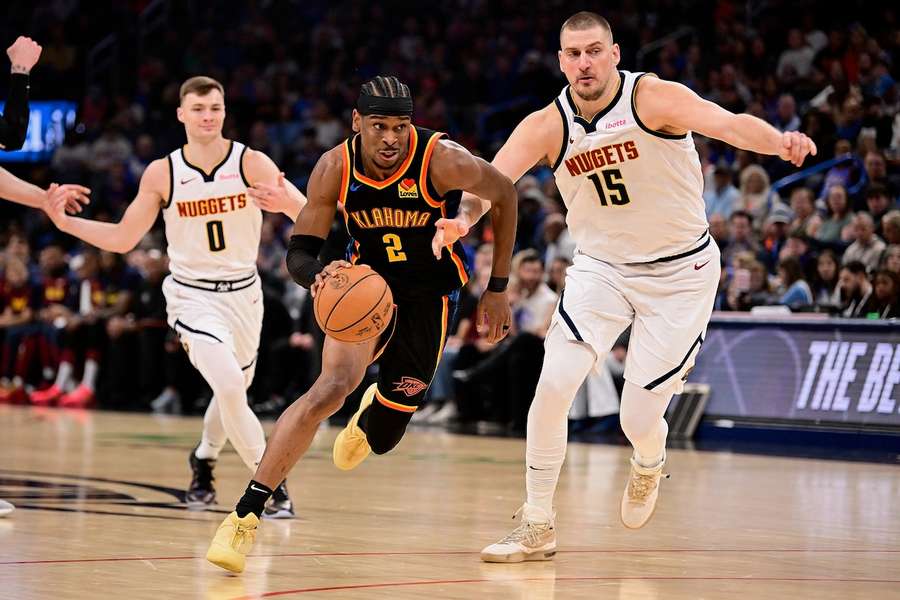 Nikola Jokic (r.) und Shai Gilgeous-Alexander (M.) wollen ihre Teams in die NBA Conference Finals führen.