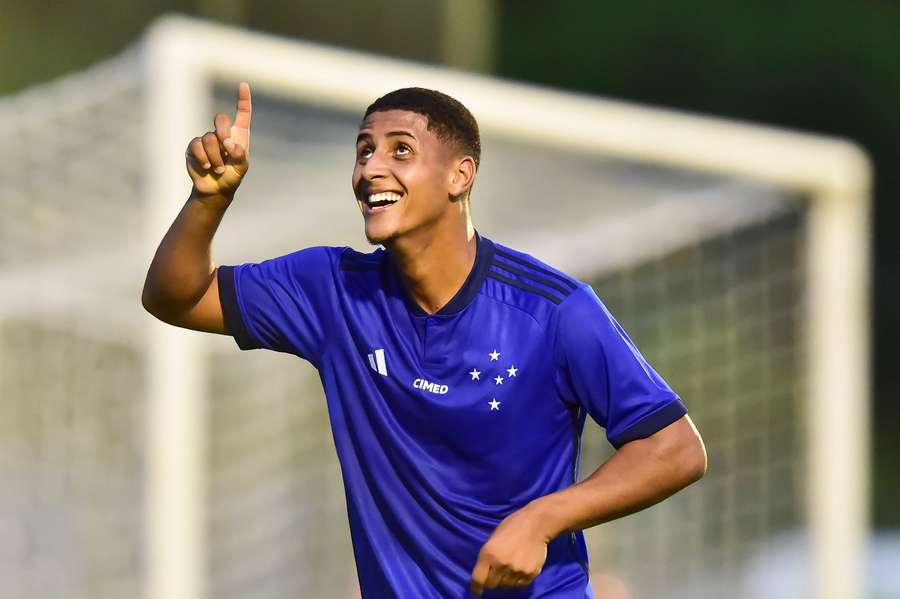 Fernando anotou um hat-trick na goleada do Cruzeiro