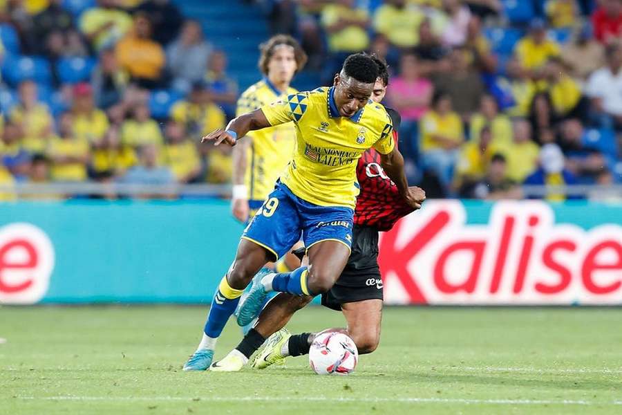 Chelsea threaten Leeds plans for Las Palmas loanee Essugo