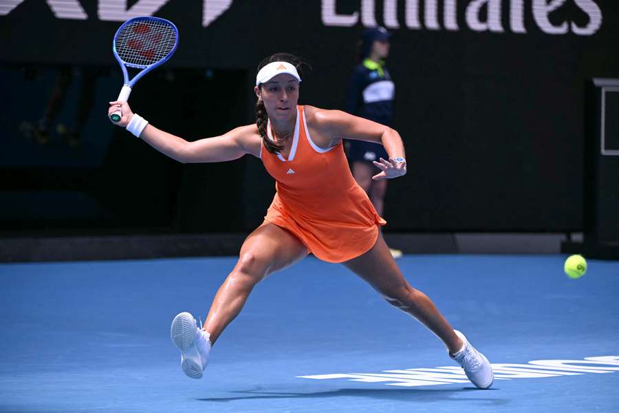 Pegula golpea la bola