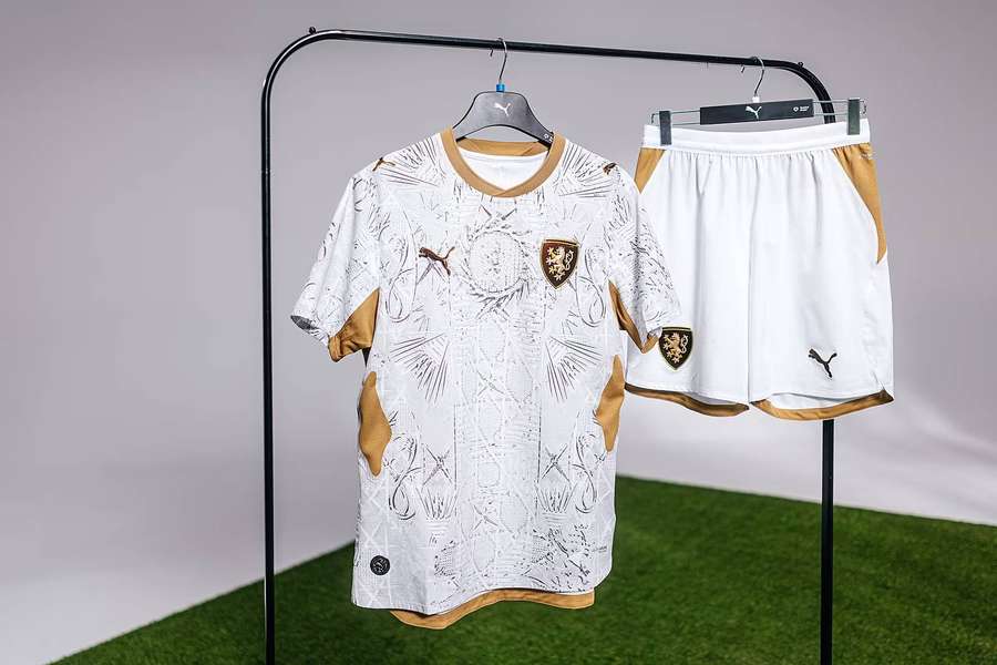 České dresy pro venkovní utkání mají zlaté prvky.