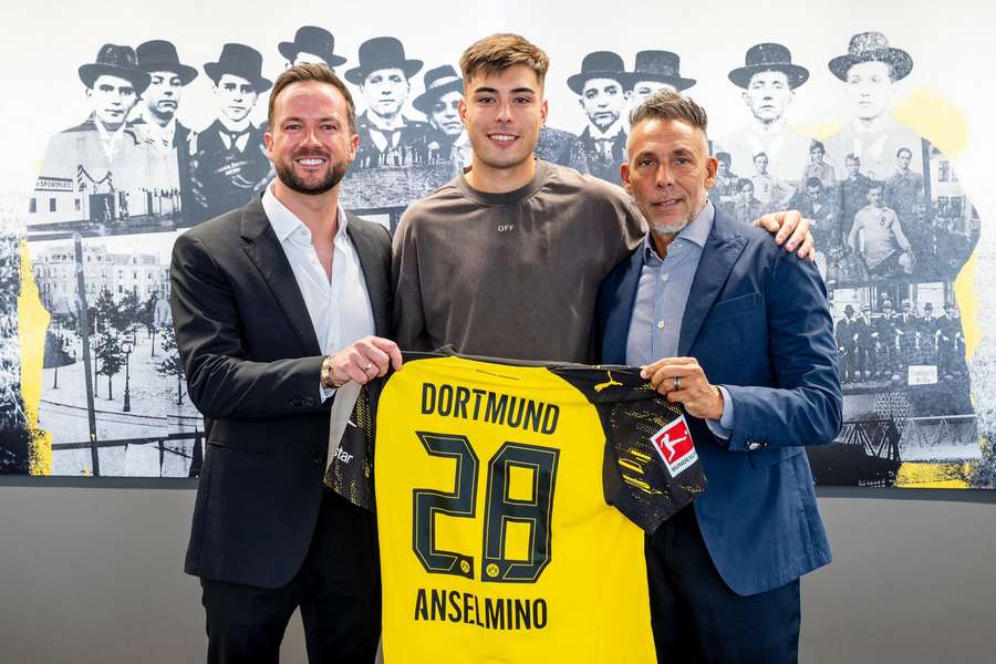 Chelsea defender Anselmino joins Chukwuemeka on loan at Borussia Dortmund for the season