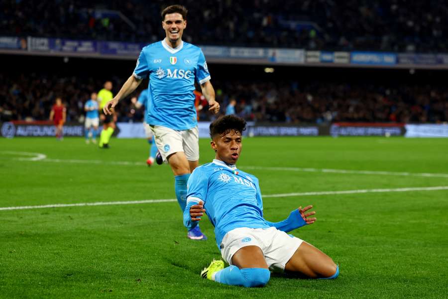 Napoli obroniło pozycję na podium Serie A mimo dubletu Malena dla Romy