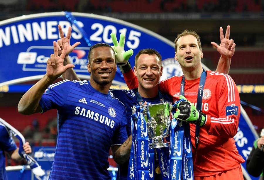 Petr Čech v dresu Chelsea s trofejí pro vítěze EFL Cupu v roce 2015. Petr Čech v dresu Chelsea s trofejí pro vítěze EFL Cupu v roce 2015.