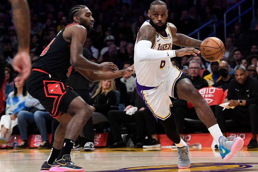 LeBron James de novo em ação pelos Lakers