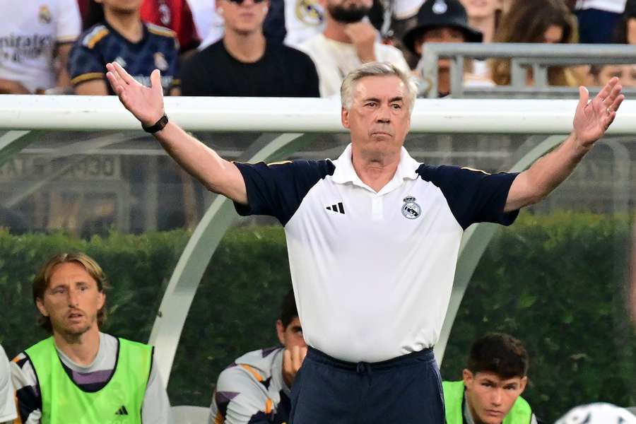 Ancelotti protesta no banco