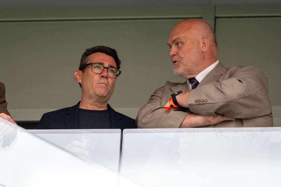 Regierungschef Burnham (l.) will den Fußball nicht als Produkt verkaufen