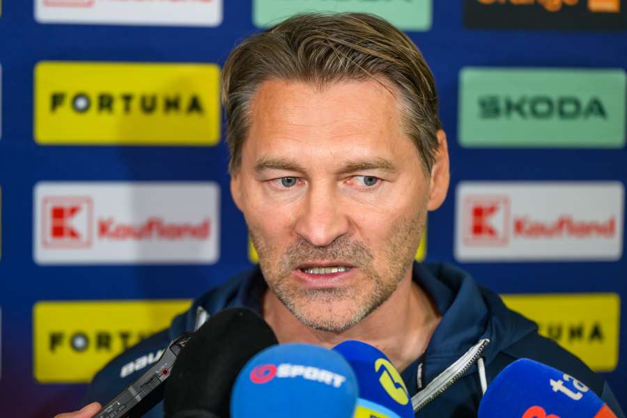 Országh počas brífingu s médiami.