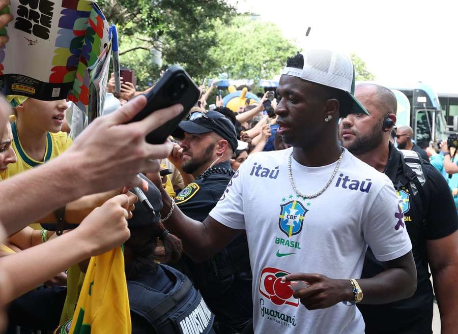 Vini firma autografi davanti all’hotel della squadra a Houston