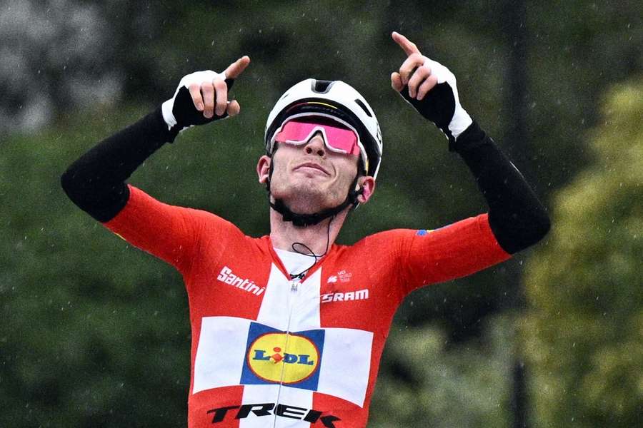 Mattias Skjelmose komt juichend over de streep op La Colle-sur-Loup