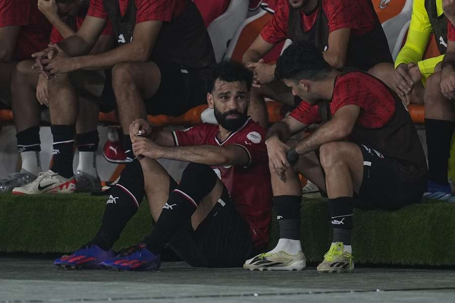 Salah se lamenta por la lesión.