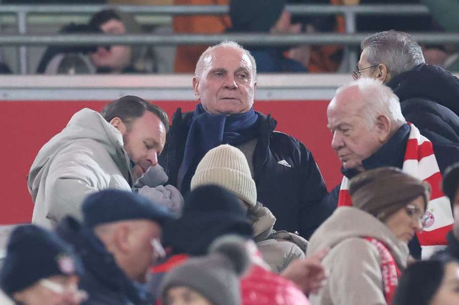 Uli Hoeneß (M.) auf der Ehrentribüne der Allianz Arena in München