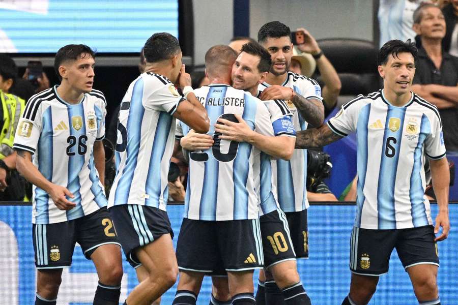 Spudłowany karny, a potem historyczny gol. Messi prowadzi Argentynę do kolejnej wygranej Spudłowany karny, a potem historyczny gol. Messi prowadzi Argentynę do kolejnej wygranej