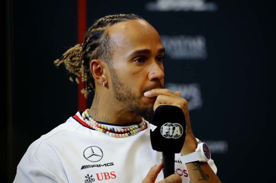 Lewis Hamilton de Mercedes durante la rueda de prensa
