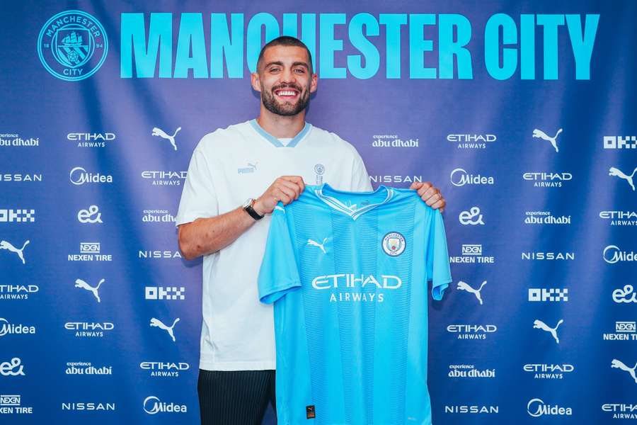 Mateo Kovacic poses with his new shirt