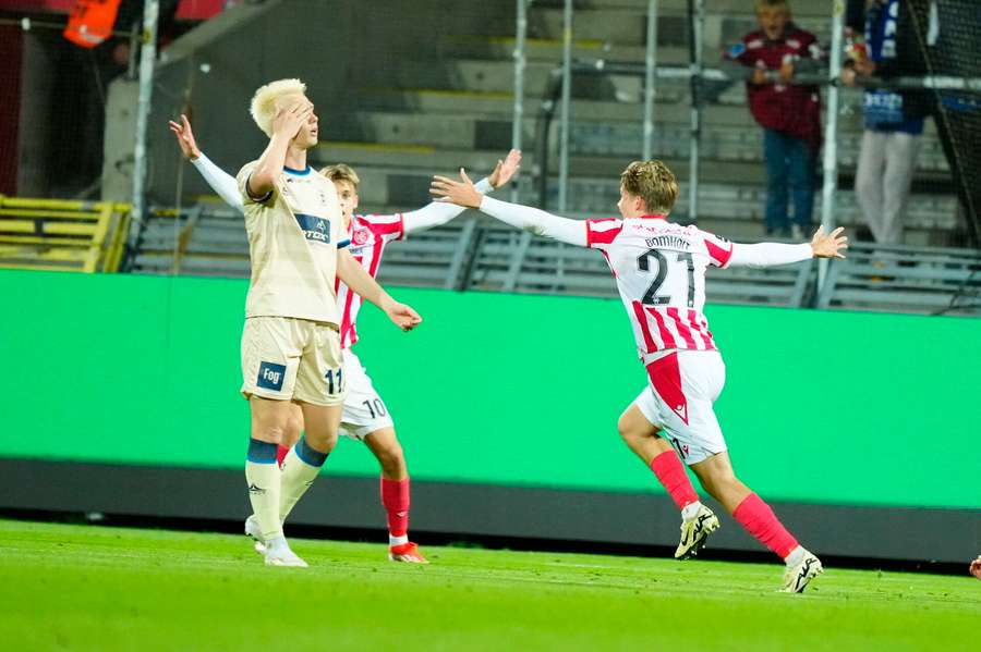 Mads Bomholt sikrede med en sen scoring en 2-1-sejr til AaB fredag aften.