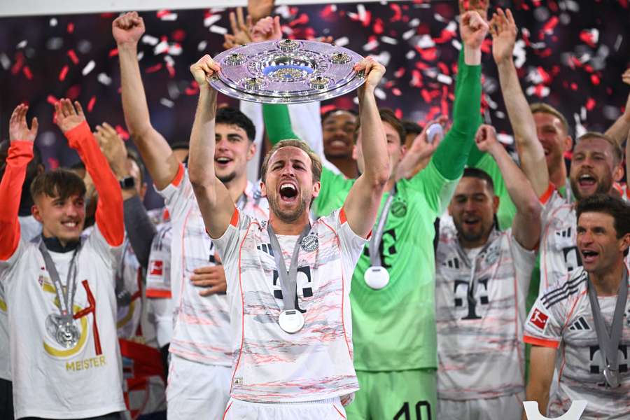 Harry Kane zdvihol nad hlavu svoj prvý kariérny titul.
