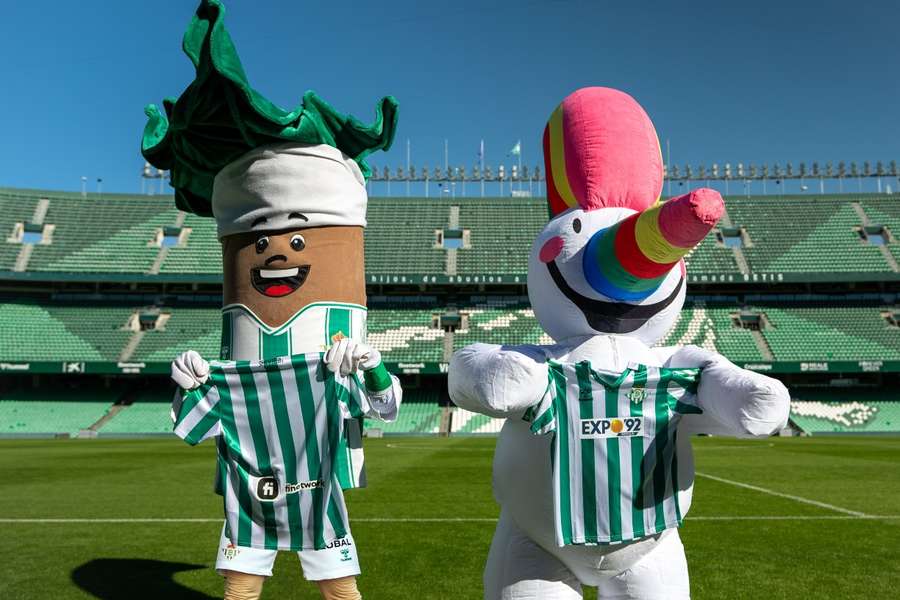 As mascotes do Betis e da Expo-92, Palmerín e Curro, com a camisola