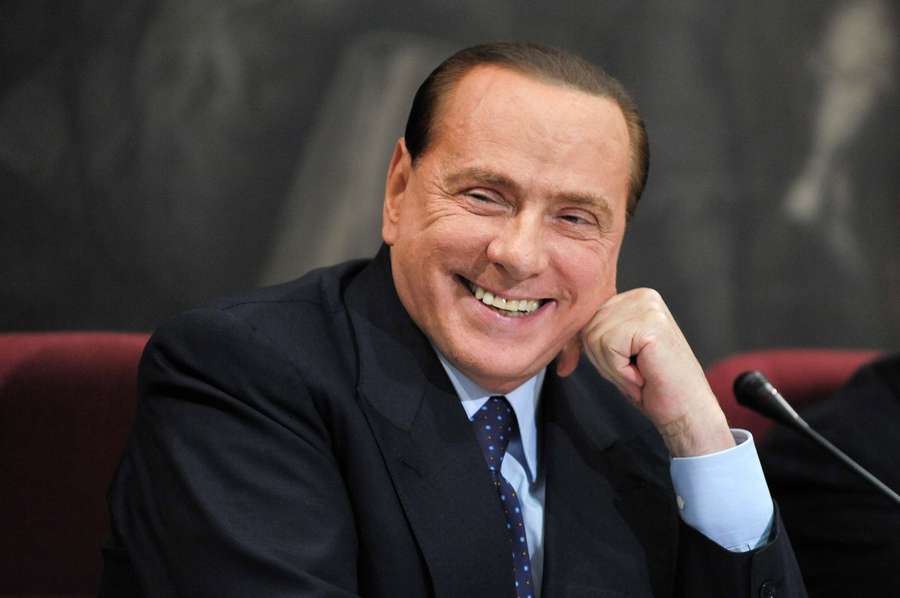 Silvio Berlusconi bliver hyldet fra nær og fjern.