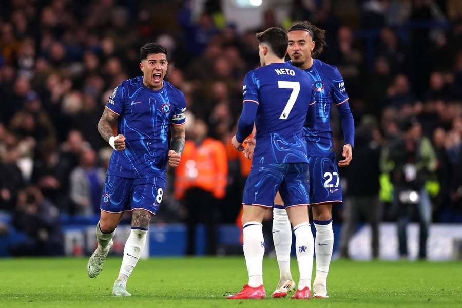 Pedro Neto saiu do banco para ajudar o Chelsea