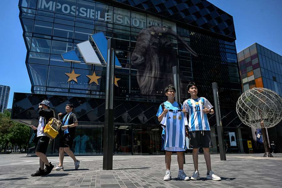 Adeptos chineses posam com a nova camisa da Argentina