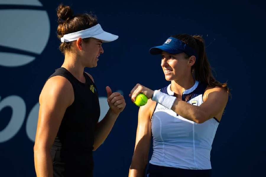 Luisa Stefani ao lado de Jennifer Brady, sua companheira no torneio de duplas do US Open