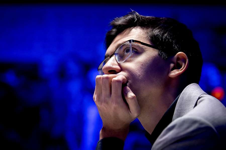 Anish Giri in welbekende pose