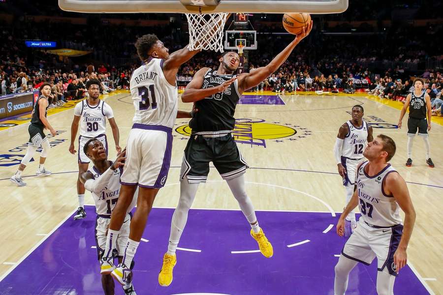 Les Lakers ont bien défendu sur les Spurs.