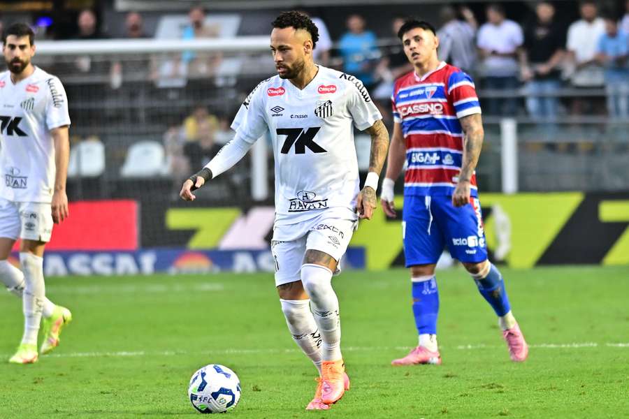 Neymar conduce el balón