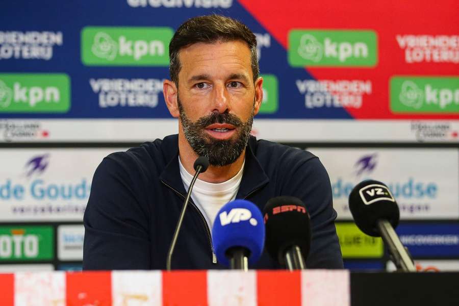 Ruud Van Nistelrooy verlässt PSV mit sofortiger Wirkung.