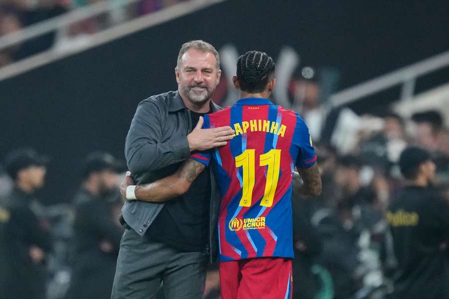 Hansi Flick so svojím ťahúňom ofenzívy Raphinhom.