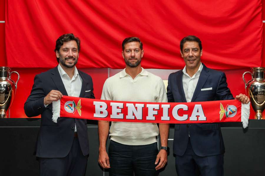 Anders Hallberg ao lado de Tomás Barroso, responsável pelas modalidades do Benfica, e de Rui Costa, presidente dos encarnados Anders Hallberg ao lado de Tomás Barroso, responsável pelas modalidades do Benfica, e de Rui Costa, presidente dos encarnados