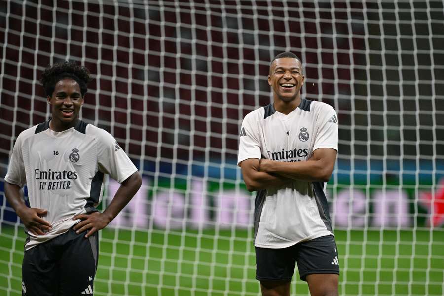 Endrick, ao lado de Mbappé numa sessão de treino