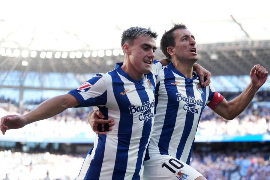 Oyarzábal e Barrene celebram o primeiro golo da Real Sociedad Oyarzábal e Barrene celebram o primeiro golo da Real Sociedad