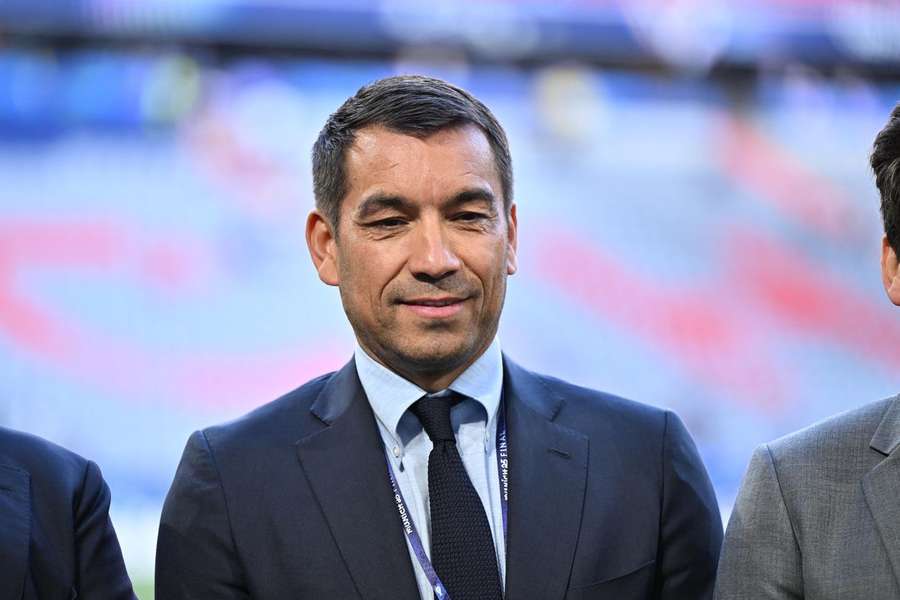Van Bronckhorst bliski przejścia na Anfield